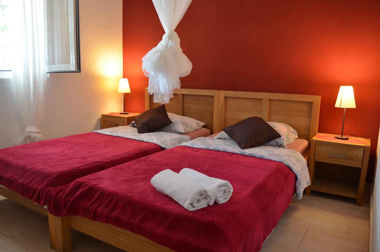 Poseidon Holiday Guesthouse Жирье Экстерьер фото