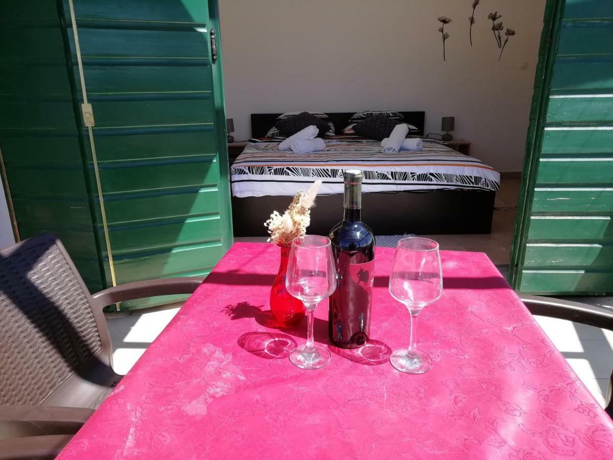 Poseidon Holiday Guesthouse Жирье Экстерьер фото